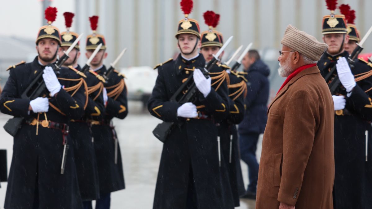 PM Modi gets warm welcome at Paris airport
