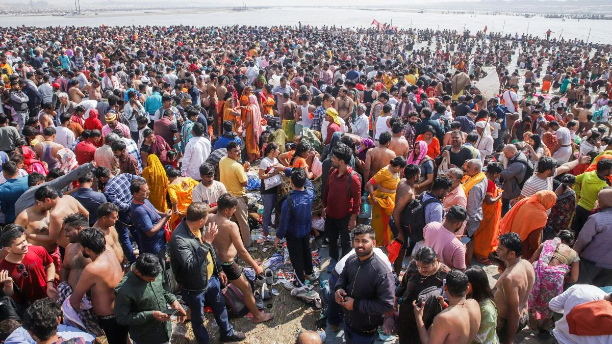 mahakumbh-2025-millions-gather-at-prayagraj-triveni-sangam-for-holy-dip-on-maghi-purnima-cm-yogi-oversees-security-measures