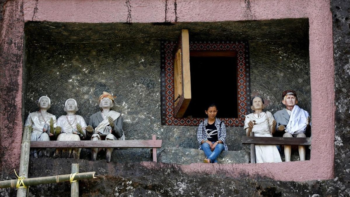 keeping-the-dead-alive-inside-indonesian-village-where-families-live-with-their-deceased-loved-ones
