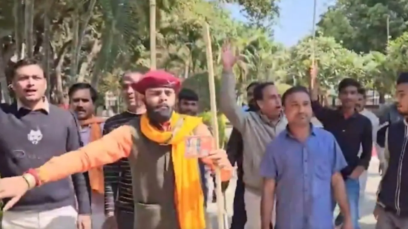 patna-group-enters-parks-with-sticks-on-valentines-day-tells-couples-go-home-remember-pulwama-heroes