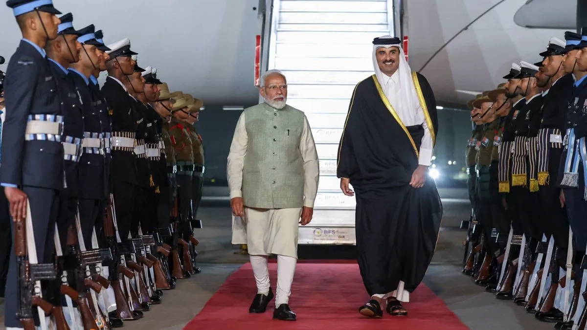 india-pm-narendra-modi-welcomes-qatar-amir-sheikh-tamim-bin-hamad-al-thani-at-delhi-igi-airport-as-special-gesture-video