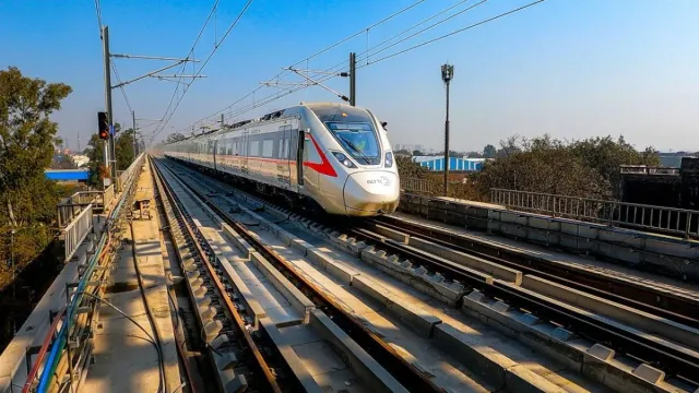 delhi-ncr-earthquake-delhi-metro-rrts-disrupted-metro-delay-namo-bharat-train-running-late