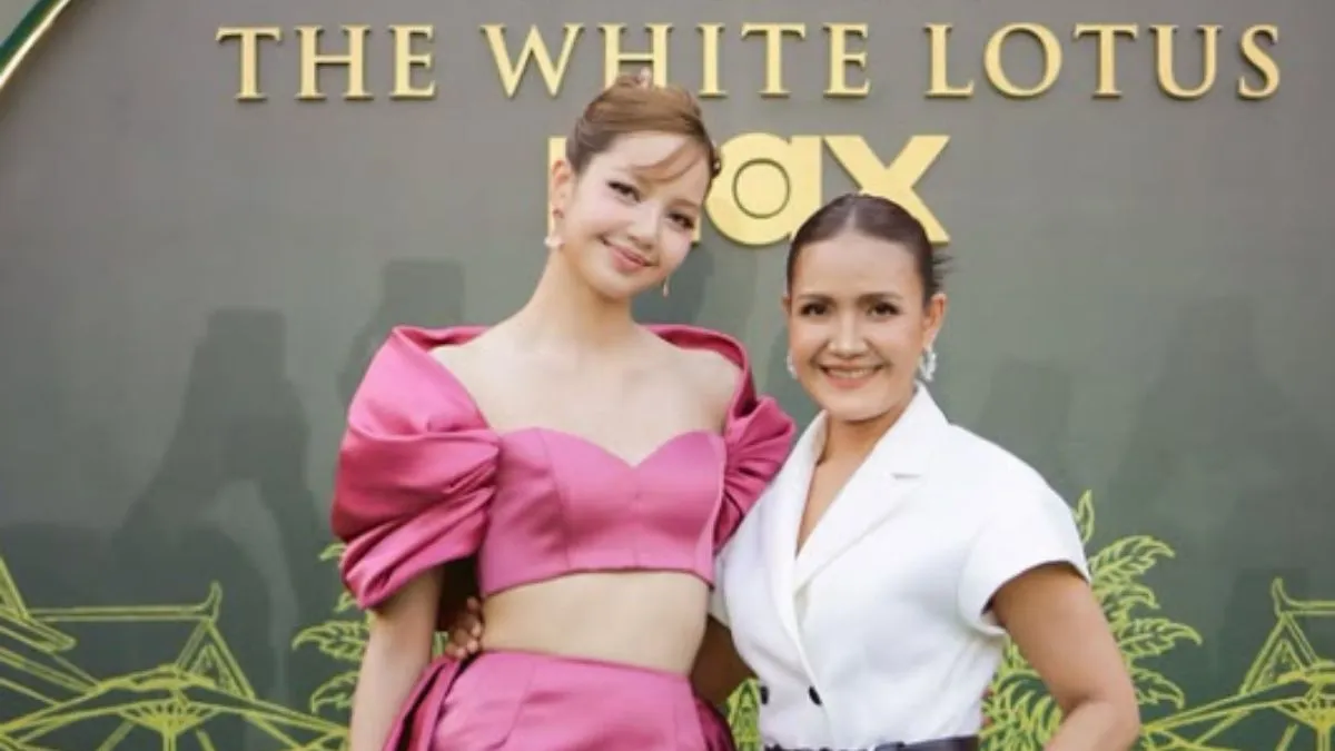 blackpink-lisa-celebrates-acting-debut-in-the-white-lotus-season-3-premiere-with-her-mom-full-circle-moment