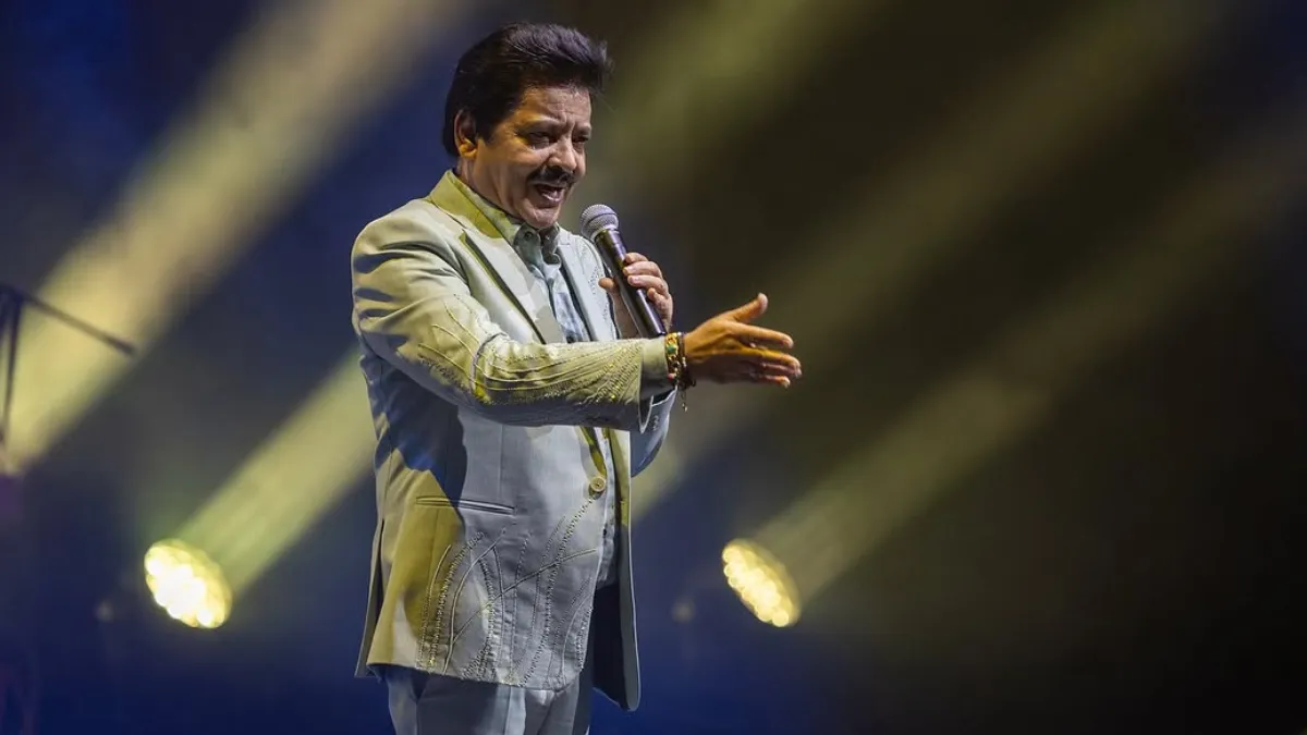 udit-narayan-controversy-paps-tease-singer-at-the-roshans-success-bash-ek-kiss-ho-jaaye
