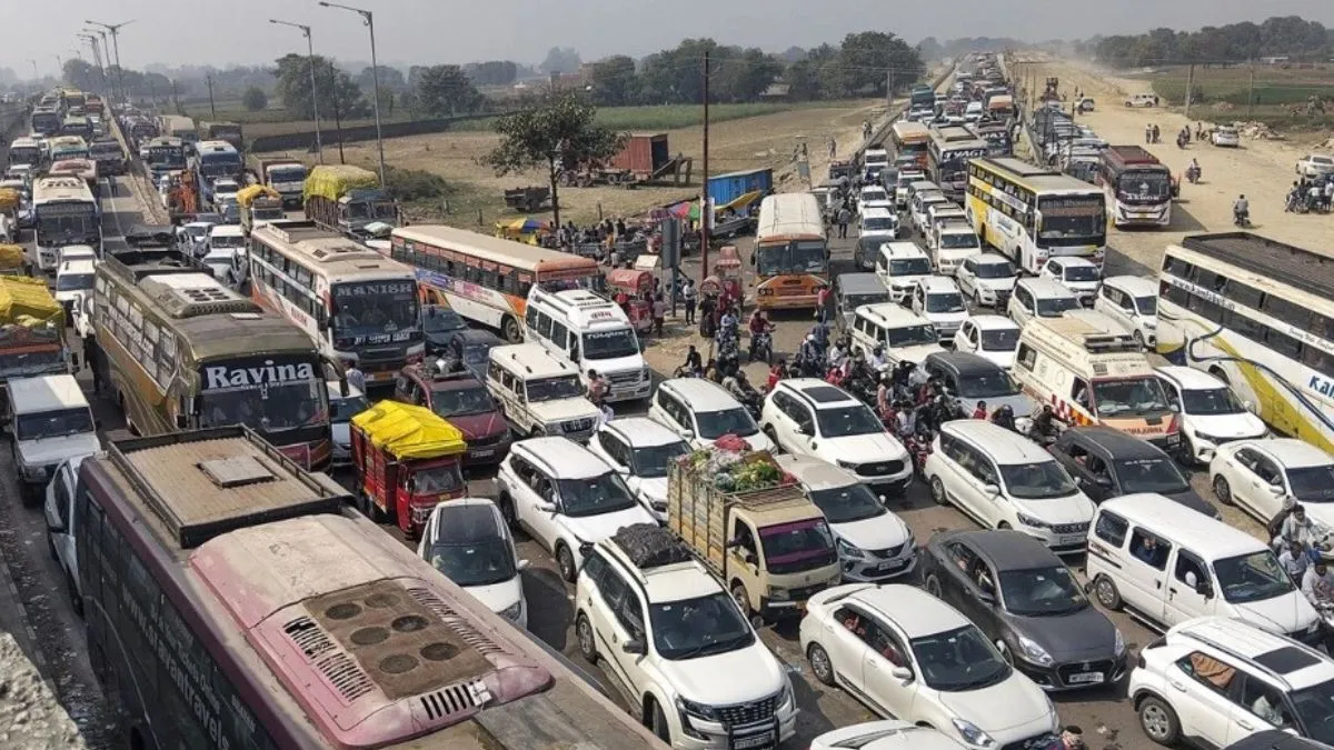 mahakumbh-mela-prayagraj-faces-25km-traffic-jam-as-devotees-flood-city-on-final-weekend-officials-launch-diversion-plan