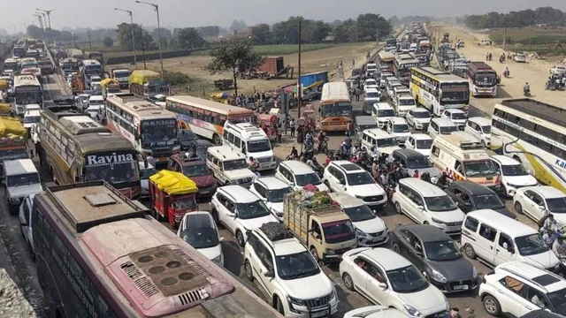 Mahakumbh Mela: Prayagraj Faces 25-Km Traffic Jam As Devotees Flood City  For Holy Dip On Final Weekend; Officials Launch Diversion Plan