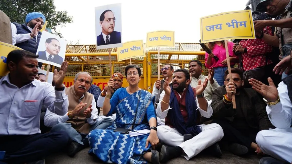 atishi-stages-protest-with-aap-mlas-after-being-denied-entry-in-delhi-assembly-bjp-decries-wrong-attitude