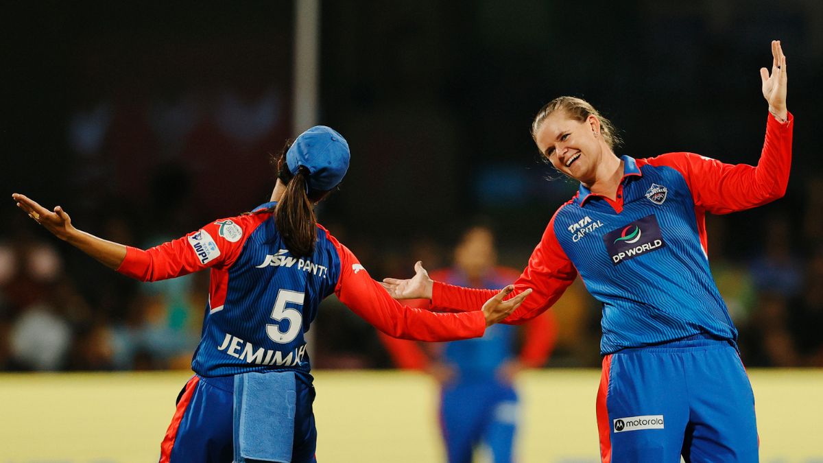 delhi-capitals-cricket-vs-mumbai-indians-team-annabel-sutherland-mi-vs-dc-wpl-2025-minnu-mani-m-chinnaswamy-stadium