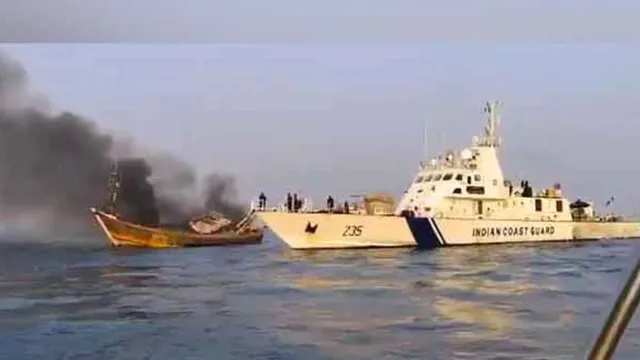 maharashtra-fishing-boat-with-18-onboard-catches-fire-near-raigad-coast-what-happened-next-watch-video