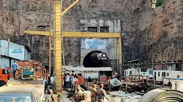 telangana-tunnel-collapse-rescuers-cut-parts-of-boring-machine-to-reach-trapped-workers-latest-updates
