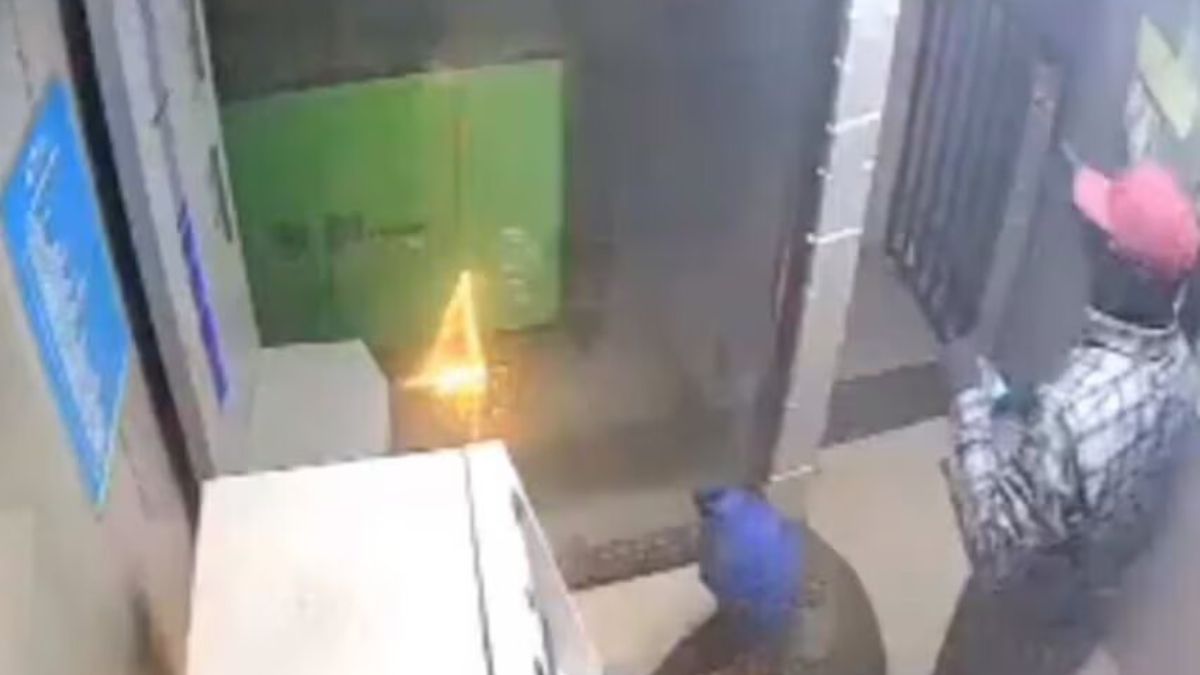 telangana-hyderabad-atm-robbery-how-masked-thieves-fled-with-rs-30-lakh-without-a-trace