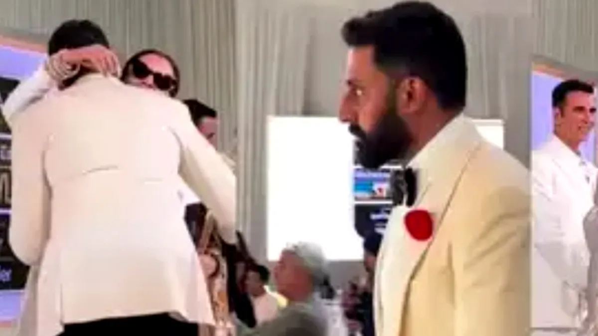 abhishek-bachchan-hugs-rekha-in-viral-heartwarming-clip-netizens-laud-amitabh-bachchan-son