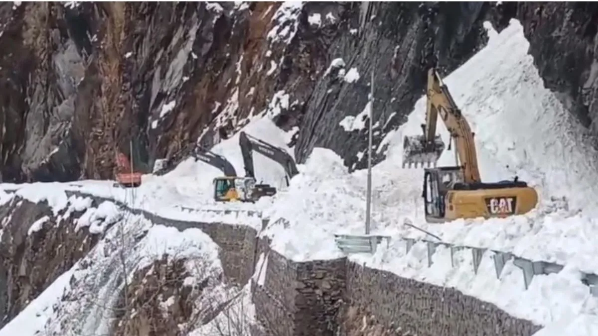 lahaul-spiti-snowfall-himachal-weather-avalanche-warning-rohtang-pass-manali-roads-closed-himachal-pradesh-board-exams-himachal-power-outage