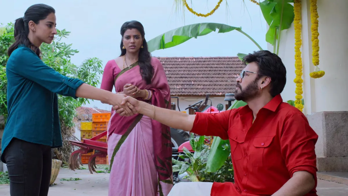 sankranthiki-vasthunam-ott-review-venkatesh-daggubati-telugu-movie-is-hailed-sequel-worthy-fans-hail-bulli-raju-hilarious-fight-scene-watch-short-clips