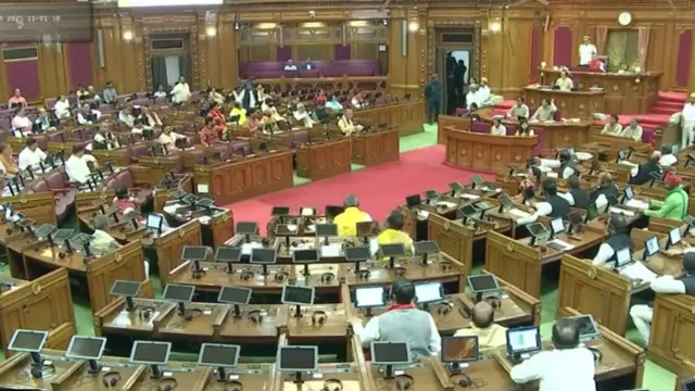 up-speaker-cleans-pan-masala-stains-in-vidhan-sabha-slams-mla-for-spitting-dont-want-to-humiliate-watch