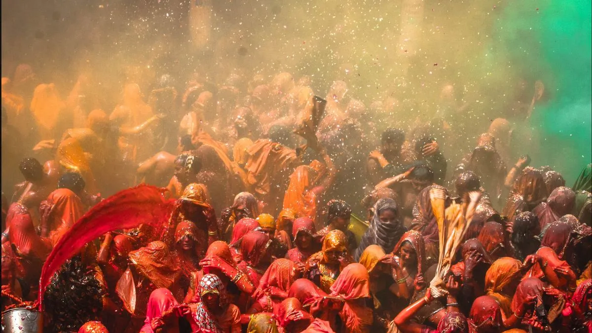 holi celebration in delhi