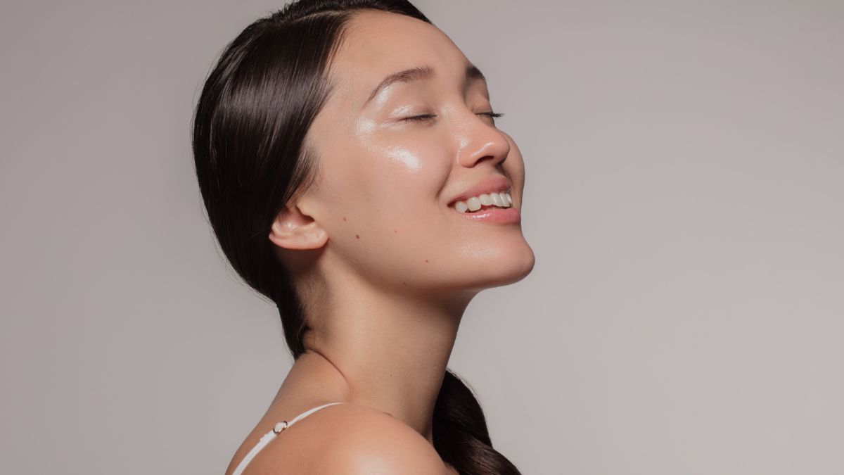 Rubbing Ice Gives Glowing Skin