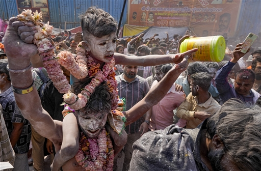 holi festival at varanasi