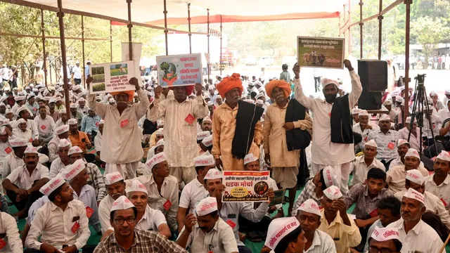 maharashtra-farmers-hold-protest-against-nagpurgoa-shaktipeeth-expressway-land-acquisition-cm-fadnavis-reacts