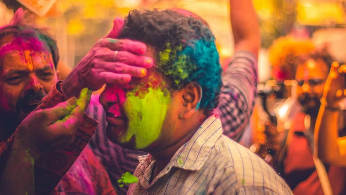 best-holi-whatsapp-status-videos-2025-how-to-download-share-festive-clips-on-whatsapp-instagram-facebook-more