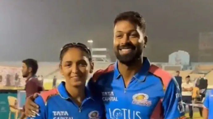 hardik-pandya-poses-with-harmanpreet-kaur-ahead-of-wpl-2025-final-against-delhi-capitals-watch