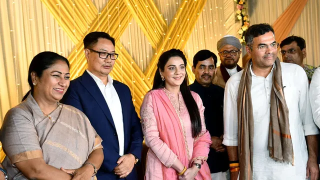 delhi-cm-rekha-gupta-attends-iftar-party-at-india-islamic-centre-says-india-must-move-forward-with-peace-and-harmony