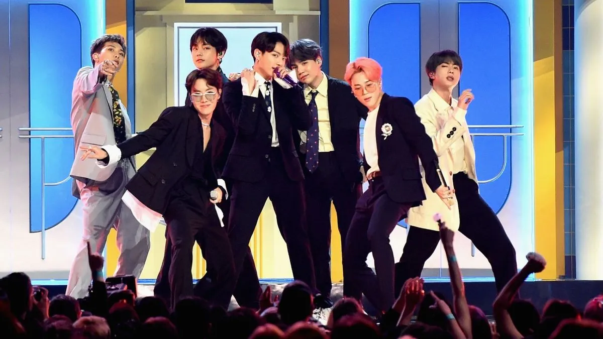 bts-jungkook-jimin-v-jhope-suga-jin-and-rm-channelise-shah-rukh-khan-charm-dancing-to-his-criminal-song-fanmade-viral-video