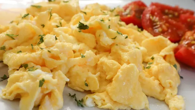 milk-vs-water-which-ingredient-gives-perfect-texture-to-scrambled-eggs