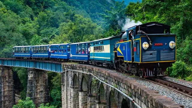 railways-to-boost-kalkashimla-darjeeling-toy-train-and-nilgiri-mountain-railway-ashiwini-vaishnaw-gives-major-update-watch