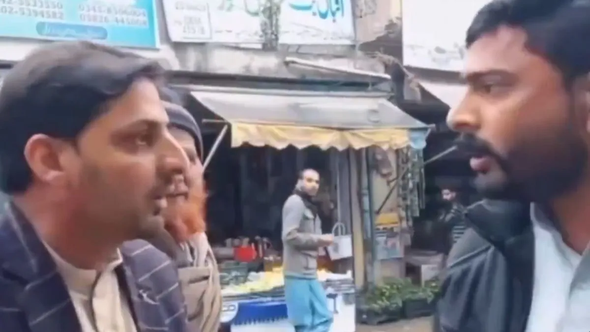 pakistani-journalist-and-cop-heated-english-showdown-takes-over-social-media-netizens-call-it-better-than-their-cricketers-viral-video