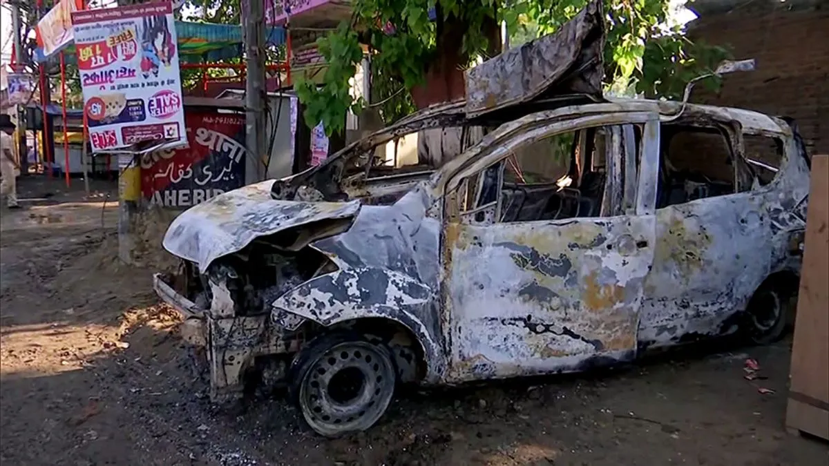 pune-minibus-fire-four-employees-burned-to-death-five-injured-as-private-firm-vehicle-catches-fire-hinjewadi-pimpri-chinchwad-news