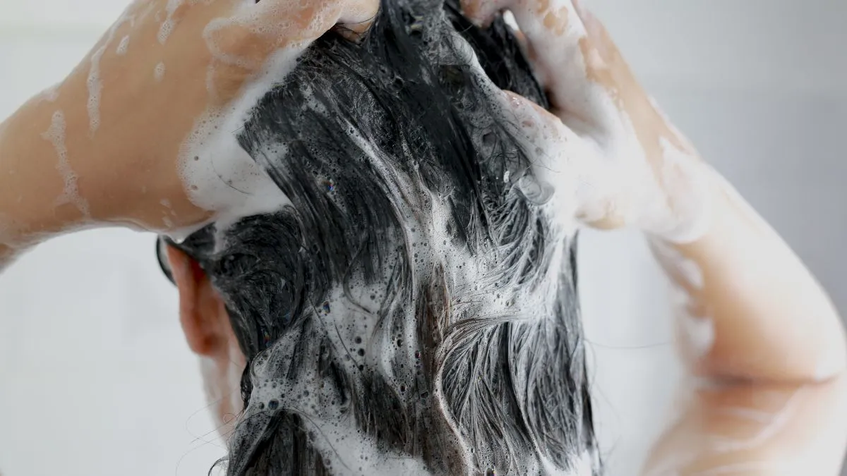 shampooing-daily-vs-shampooing-once-a-week-which-is-a-better-option-for-your-hair-care-routine