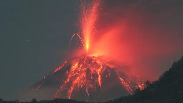 indonesia-volcano-lewotobi-laki-laki-volcano-erupts-bali-flights-cancelled-video