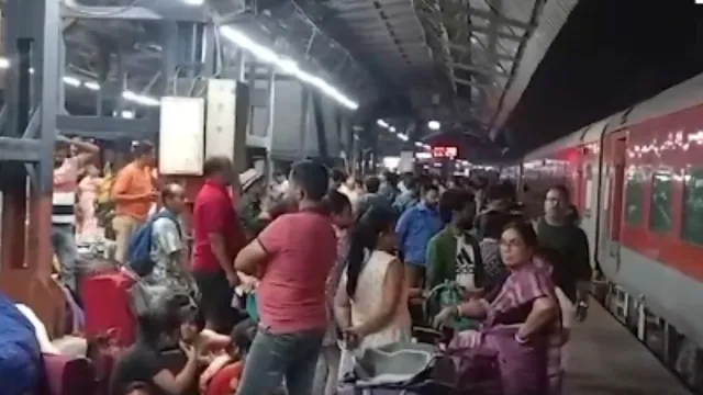 new-delhi-railway-station-witnesses-heavy-rush-due-to-multiple-train-delays-officials-say-no-stampede