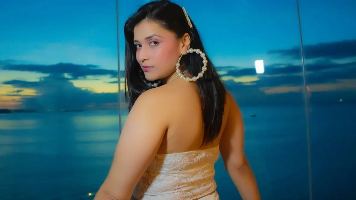 mannara-chopra-slams-airline-for-refusing-boarding-netizens-ask-behen-tu-hai-kaun-for-throwing-tantrums-viral-video
