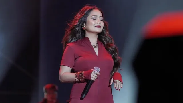 neha-kakkar-cries-on-stage-after-arriving-3-hours-late-for-concert-angry-crowd-shout-go-back