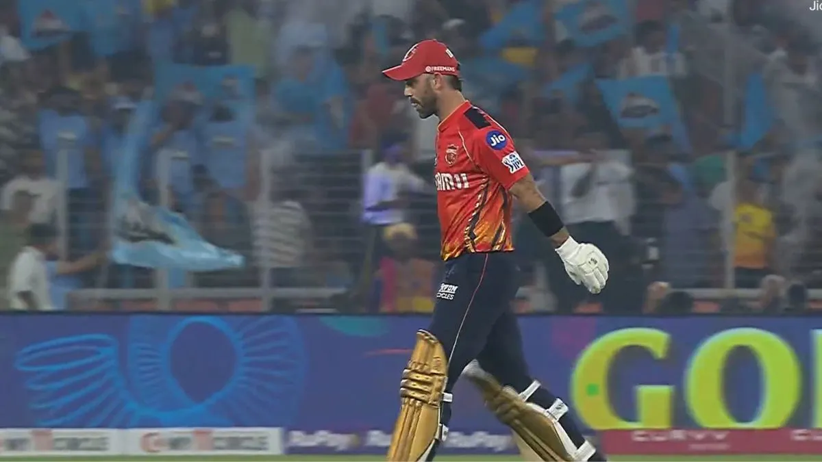 ipl-2025-pbks-rs-4-20-cr-man-glenn-maxwell-falls-for-golden-duck-against-gujarat-bags-unwanted-record