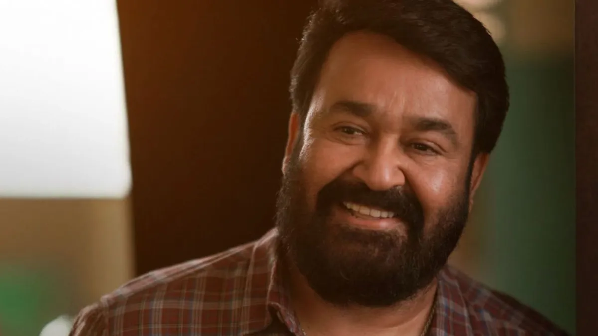 l2-empuraan-mohanlal-visits-kochi-theatres-to-watch-his-malayalam-movie-with-fans-viral-video