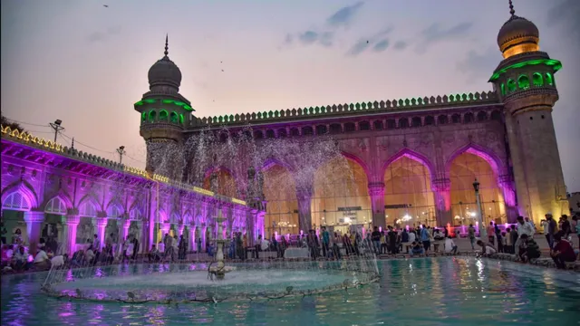 eid-ul-fitr-2025-haji-ali-mecca-masjid-iconic-mosques-in-india-to-visit-and-offer-prayers-eid-moon-sighting-timing