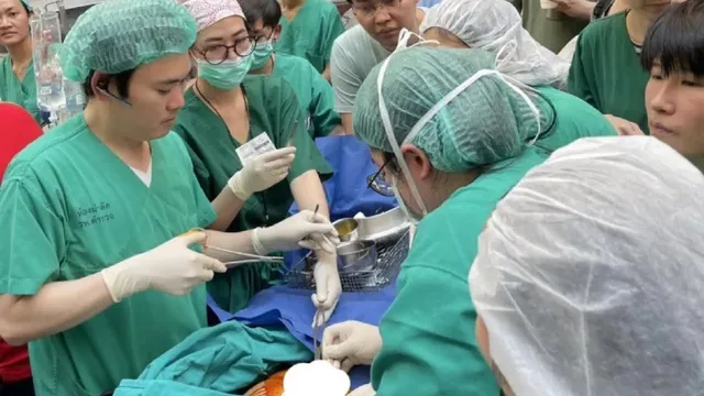 bangkok-doctors-deliver-baby-on-street-minutes-after-powerful-earthquake-strikes-country-video