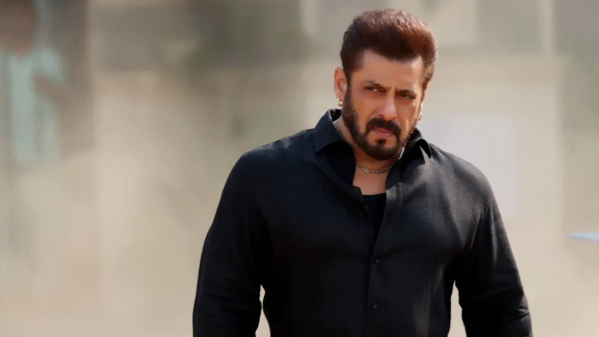 sikandar-salman-khan-fans-celebrate-his-movie-release-with-cake-cutting-dhols-and-garlands-watch-videos