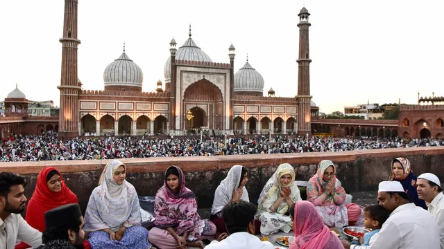 eid-ul-fitr-celebrations-across-india-amid-tight-security-high-alert-in-ups-sambhal