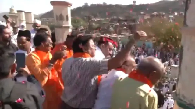 rajasthan-eid-ul-fitr-celebrations-hindus-shower-petals-on-muslims-visiting-eidgah-in-jaipur-watch