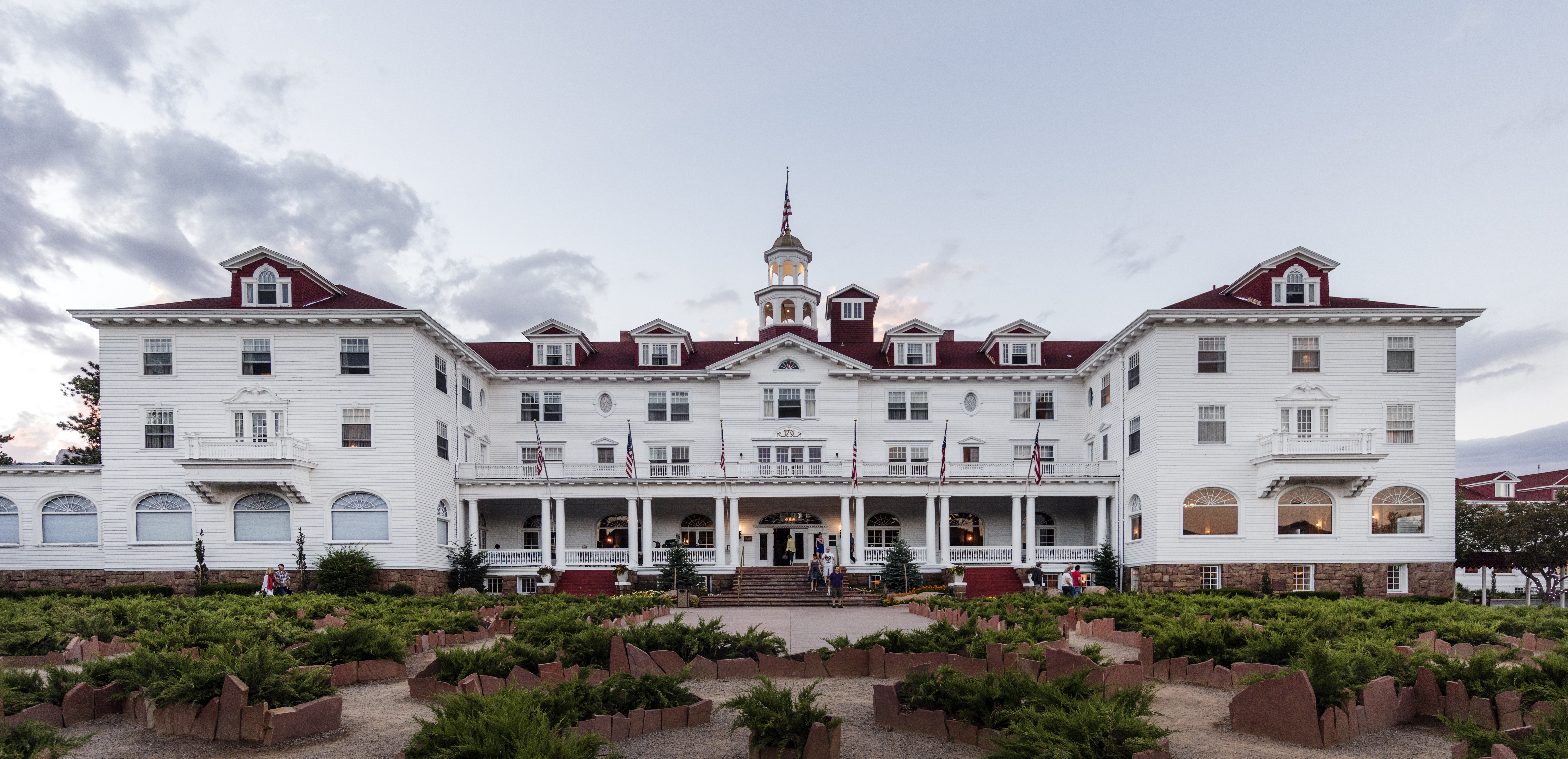 The_Stanley_Hotel_in_Estes_Park,_a_town_on_the_eastern_edge_of_Rocky_Mountain_National_Park_in_north-central_Colorado_LCCN2015633407
