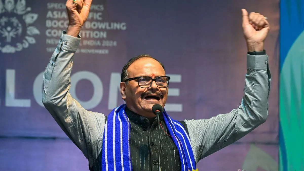 dont-think-the-other-way-around-up-cm-brijesh-pathak-offered-blue-drum-at-event-on-world-laughter-day