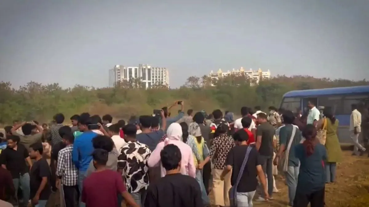 hyderabad-supreme-court-stays-deforestation-drive-in-kancha-gachibowli-amid-massive-students-protest
