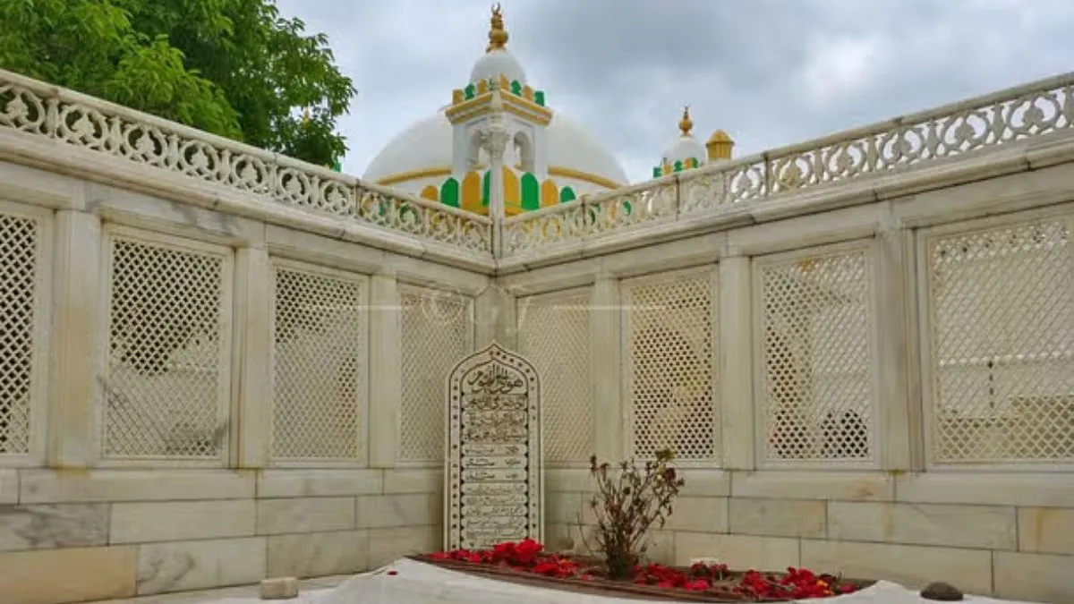 centre-assures-protection-for-aurangzeb-tomb-union-culture-minister-lists-measures-taken-by-asi