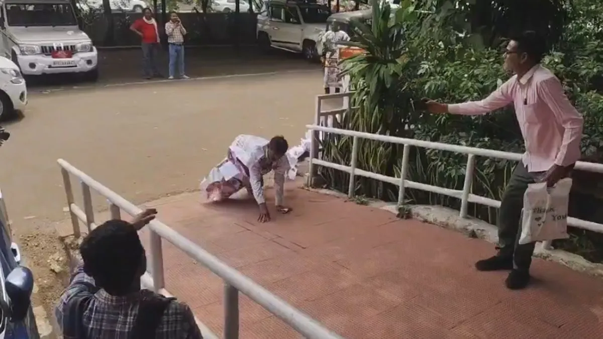 mp-man-ties-string-of-applications-to-body-crawls-to-sehore-commissioner-office-to-protest-water-shortage-in-village-video