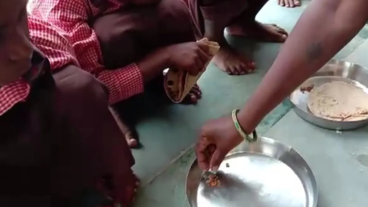 chhattisgarh-65-students-fall-ill-in-balrampur-after-consuming-mid-day-meal-contaminated-by-dead-lizard-details
