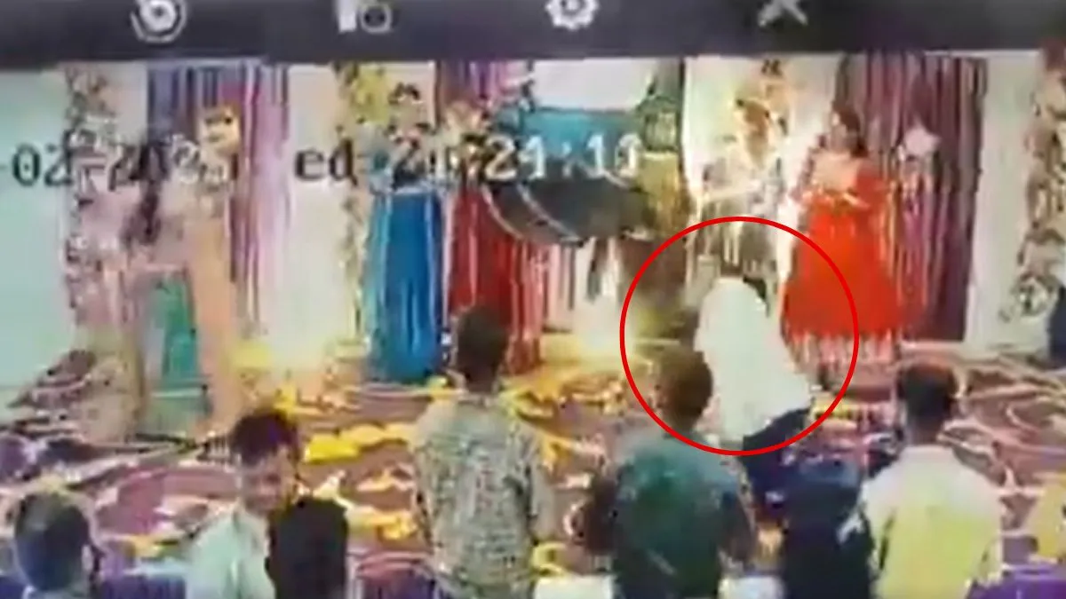 bareilly-couples-25th-anniversary-turns-tragic-after-man-dies-of-heart-attack-while-dancing-with-wife-on-stage-video